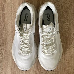 ON Cloudnova Men’s running shoes size M9.5